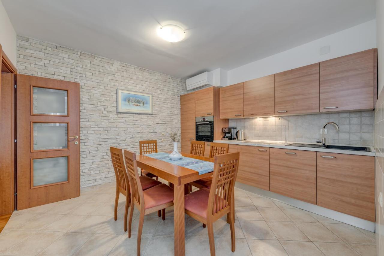 Apartmani Mirta Omiš Exterior foto